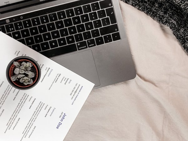 Comment rédiger un CV et une lettre de motivation efficaces pour postuler à un emploi dans le marketing ou la comptabilité ?